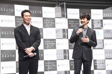 左から片山慎三、竹野内豊。