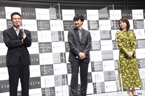 左から片山慎三、竹野内豊、石田ゆり子。