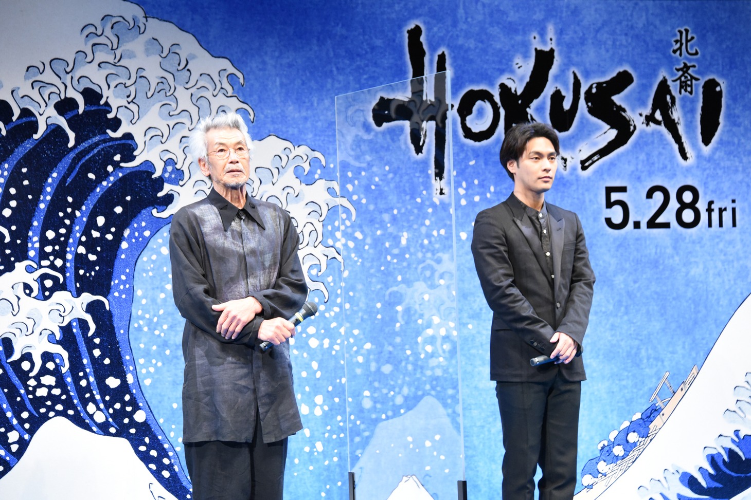 左から田中泯、柳楽優弥。