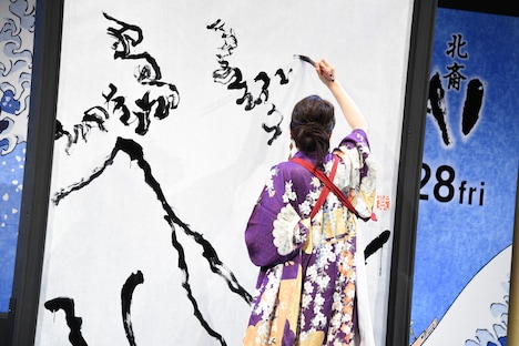 紫舟のライブパフォーマンスの様子。