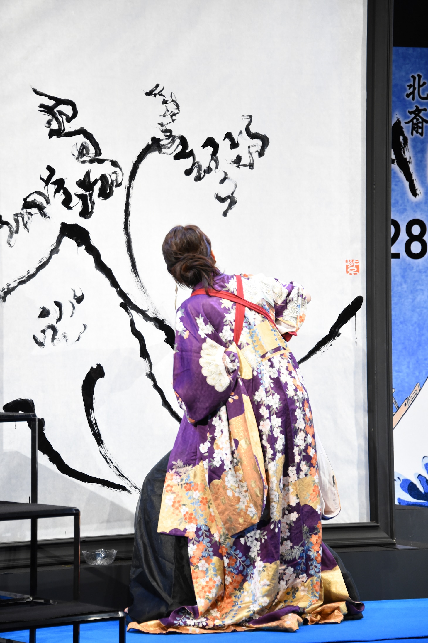 紫舟のライブパフォーマンスの様子。