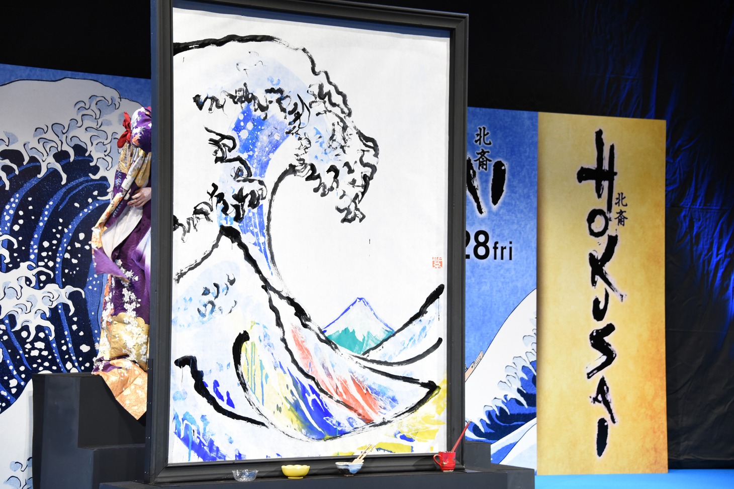 紫舟がライブパフォーマンスにて、和紙の背面から色付けする様子。