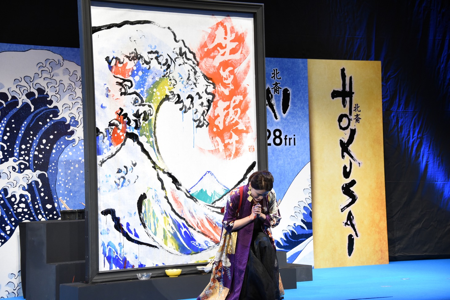 ライブパフォーマンスを終えた紫舟。