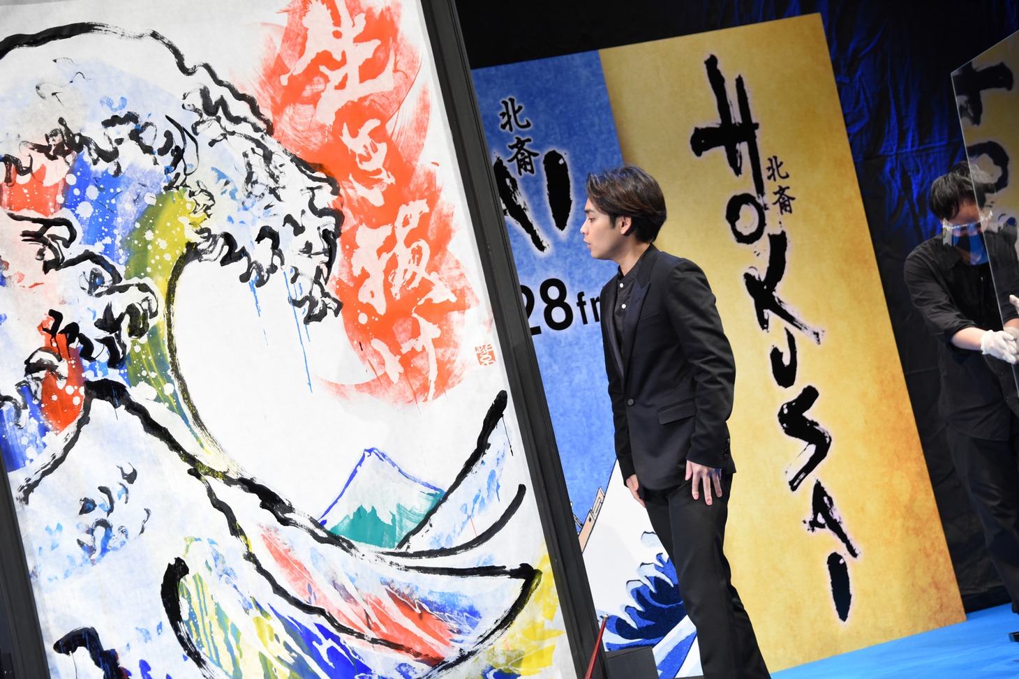 作品をじっくり鑑賞する柳楽優弥。