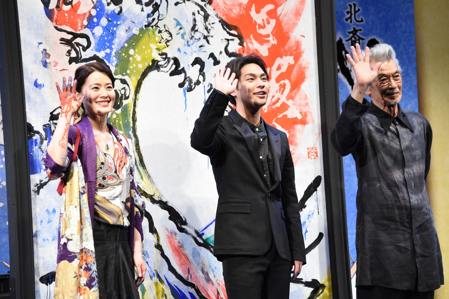 左から紫舟、柳楽優弥、田中泯。
