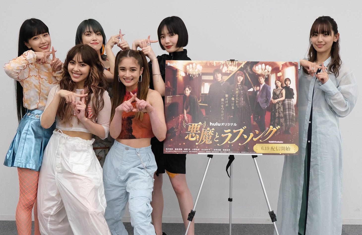 左からFAKY、浅川梨奈。