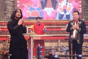 左から山田孝之、佐藤二朗。