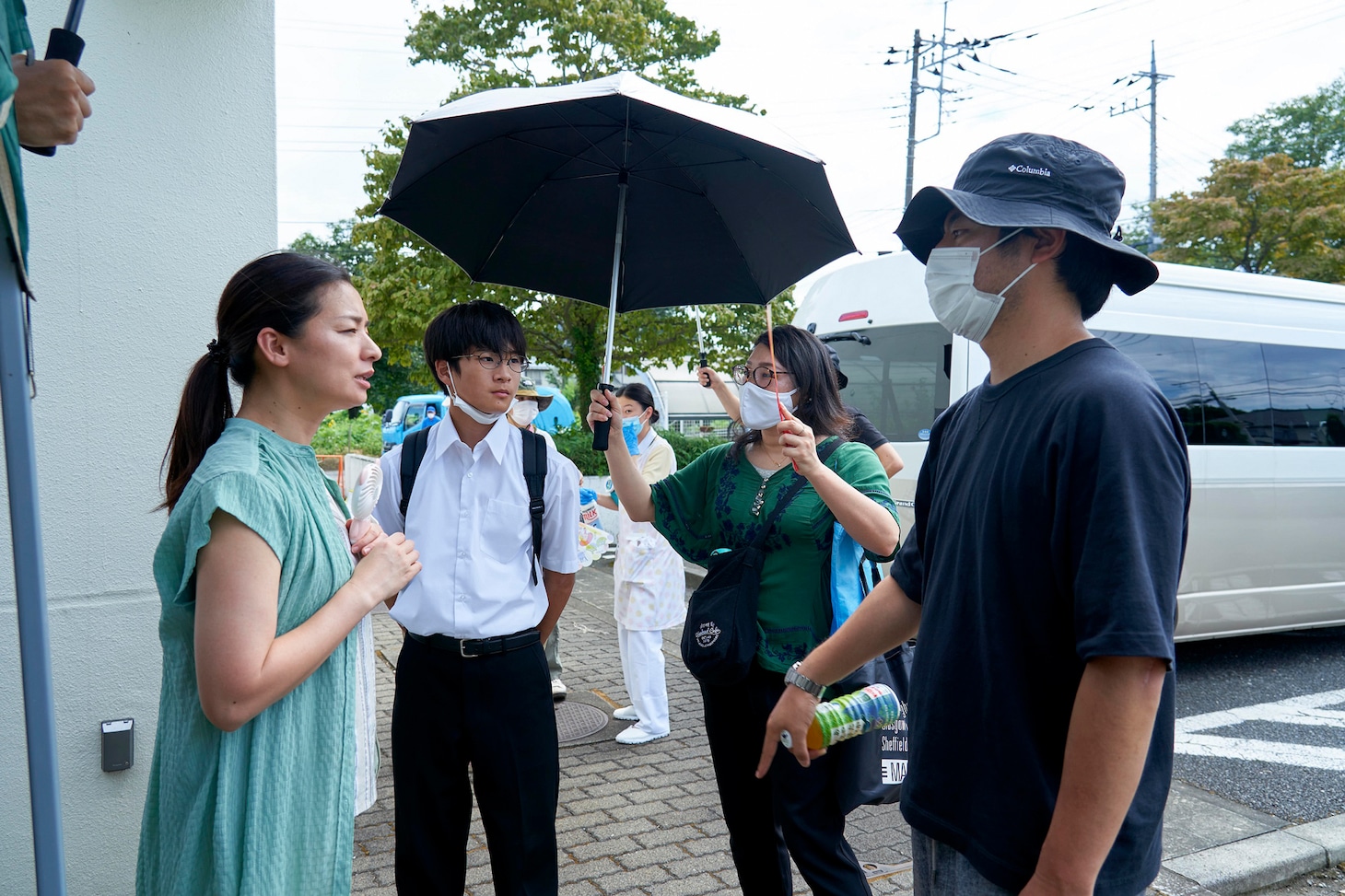 「茜色に焼かれる」撮影現場にて、手前左から尾野真千子、石井裕也。