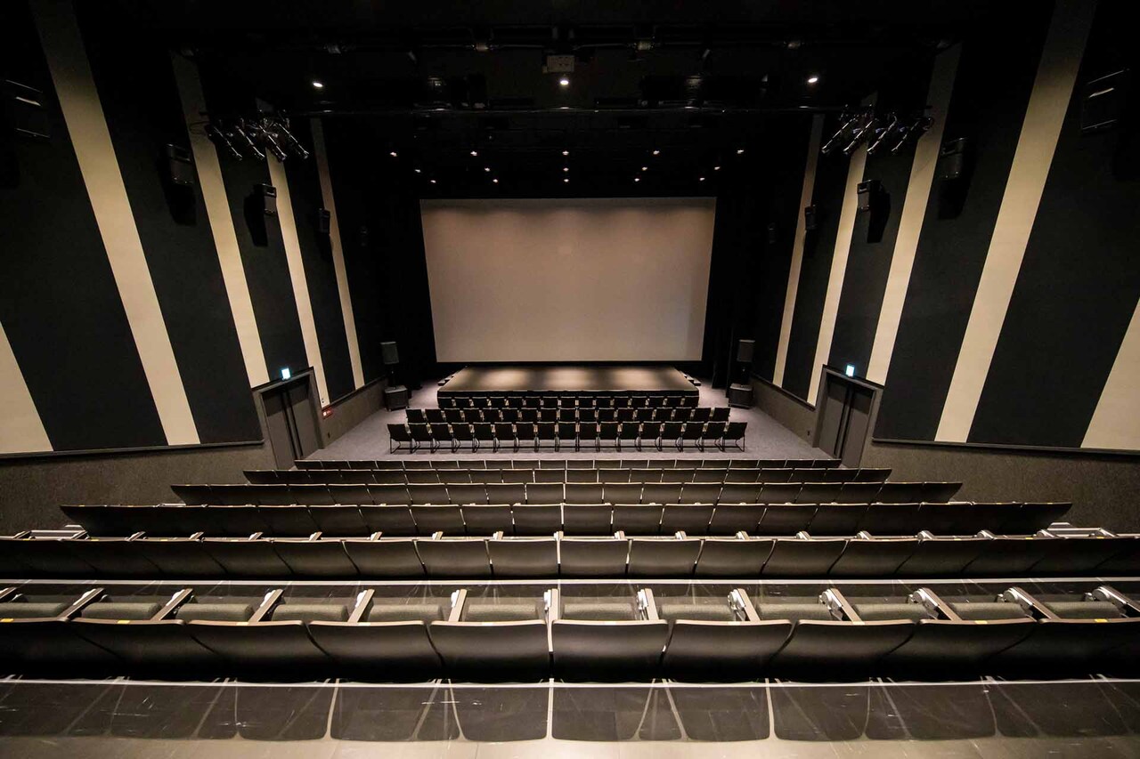 ところざわサクラタウンで映画上映スタート、「ラブパトリーナ！」「ヤクザと家族」など