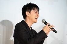 トータス松本の登場を受け笑顔になる成田凌。
