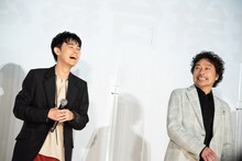 左から成田凌、トータス松本。