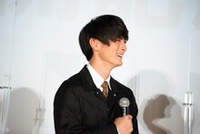 松居大悟を励ます高良健吾。