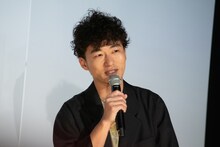 目に涙をためながら話す松居大悟。