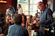 「幸せの答え合わせ」メイキング写真より、ウィリアム・ニコルソン（右）。