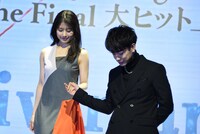 有村架純（左）をエスコートする佐藤健（右）。