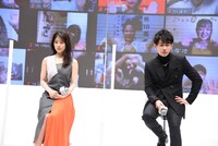 左から有村架純、佐藤健。