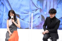 左から有村架純、佐藤健。