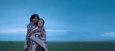 「大地と白い雲」