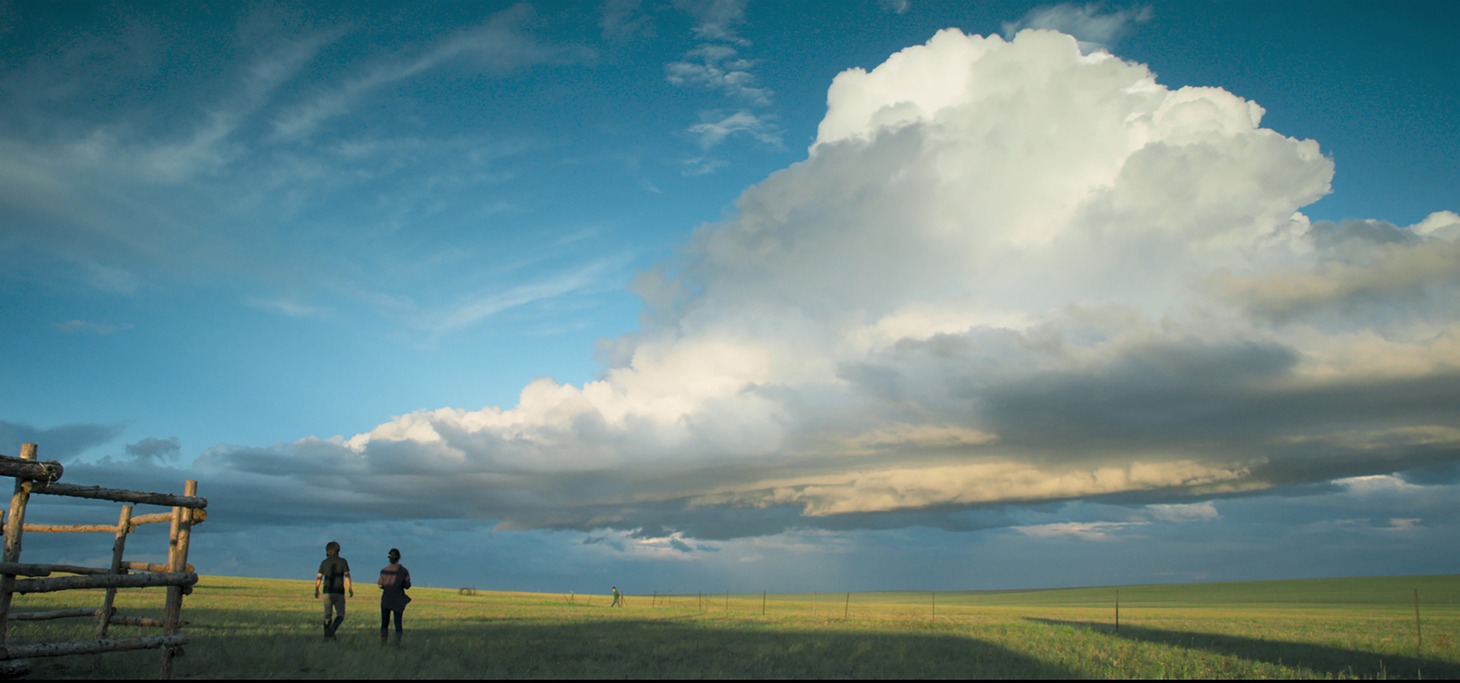 「大地と白い雲」