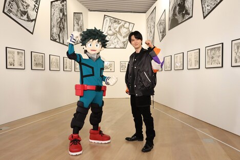 左からデク、吉沢亮。