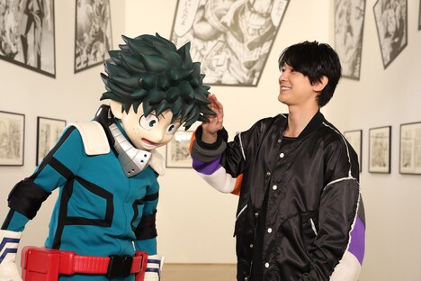 左からデク、吉沢亮。