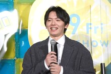 挨拶で噛んでしまい恥ずかしがる濱田龍臣。