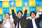 カメラに手を振る堀田真由（左）、濱田龍臣（中央）、神徳幸治（右）。