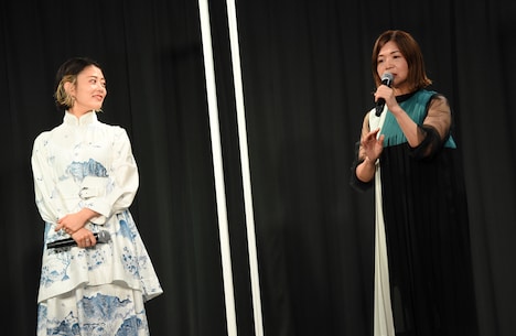 左から高畑充希、大久保佳代子。