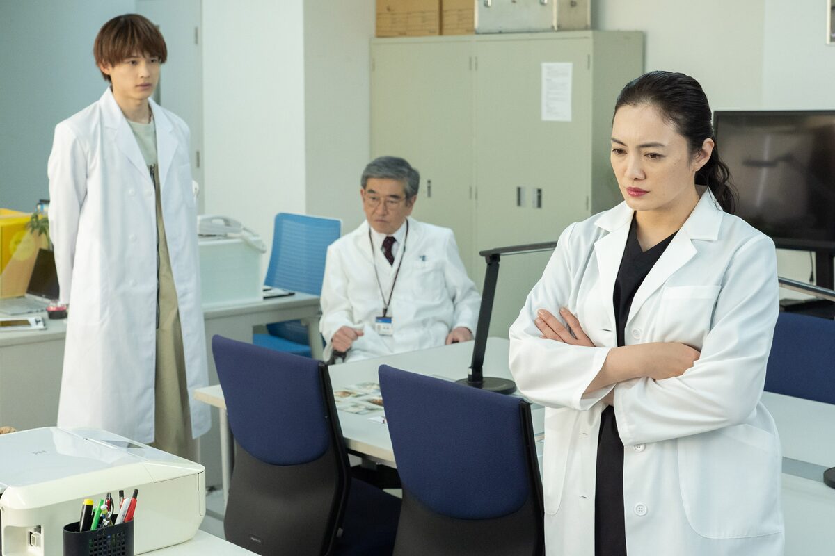 仲間由紀恵主演ドラマ 女王の法医学 場面カットが到着 白衣の松村北斗も コメントあり 映画ナタリー 仲間由紀恵主演ドラマ 女王の法医学 場面カットが到着 白衣の松村北斗も コメントあり 映画ナタリー