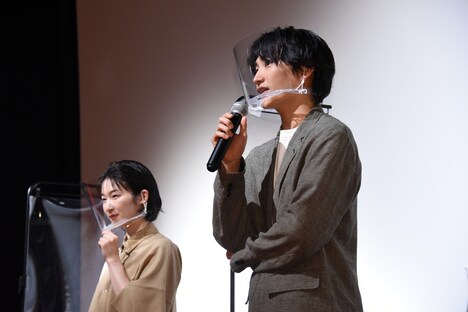 左から石川瑠華、金子大地。