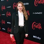 エマ・ストーン「クルエラ」LAプレミアに黒スーツで登場、劇中衣装の数々も