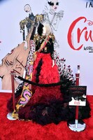 会場に飾られた劇中の衣装。