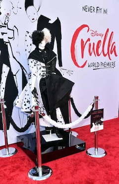 エマ ストーン クルエラ Laプレミアに黒スーツで登場 劇中衣装の数々も 映画ナタリー