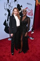 左からエマ・ストーン、カービー・ハウエル＝バプティスト。