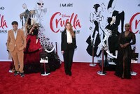 左からクレイグ・ギレスピー、エマ・ストーン、カービー・ハウエル＝バプティスト。