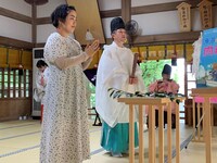 祈祷中の様子。