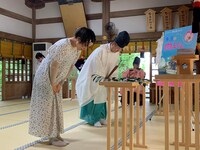 祈祷中の様子。