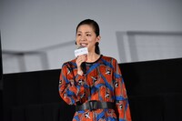涙ながらに話す尾野真千子。
