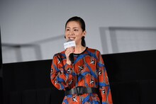 涙ながらに話す尾野真千子。
