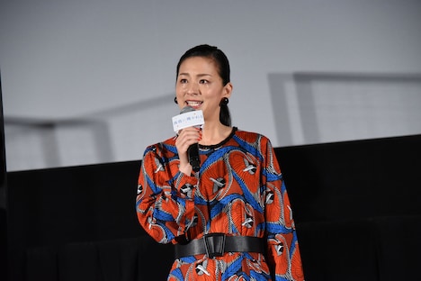 涙ながらに話す尾野真千子。