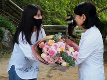 左から広瀬すず、吉永小百合。