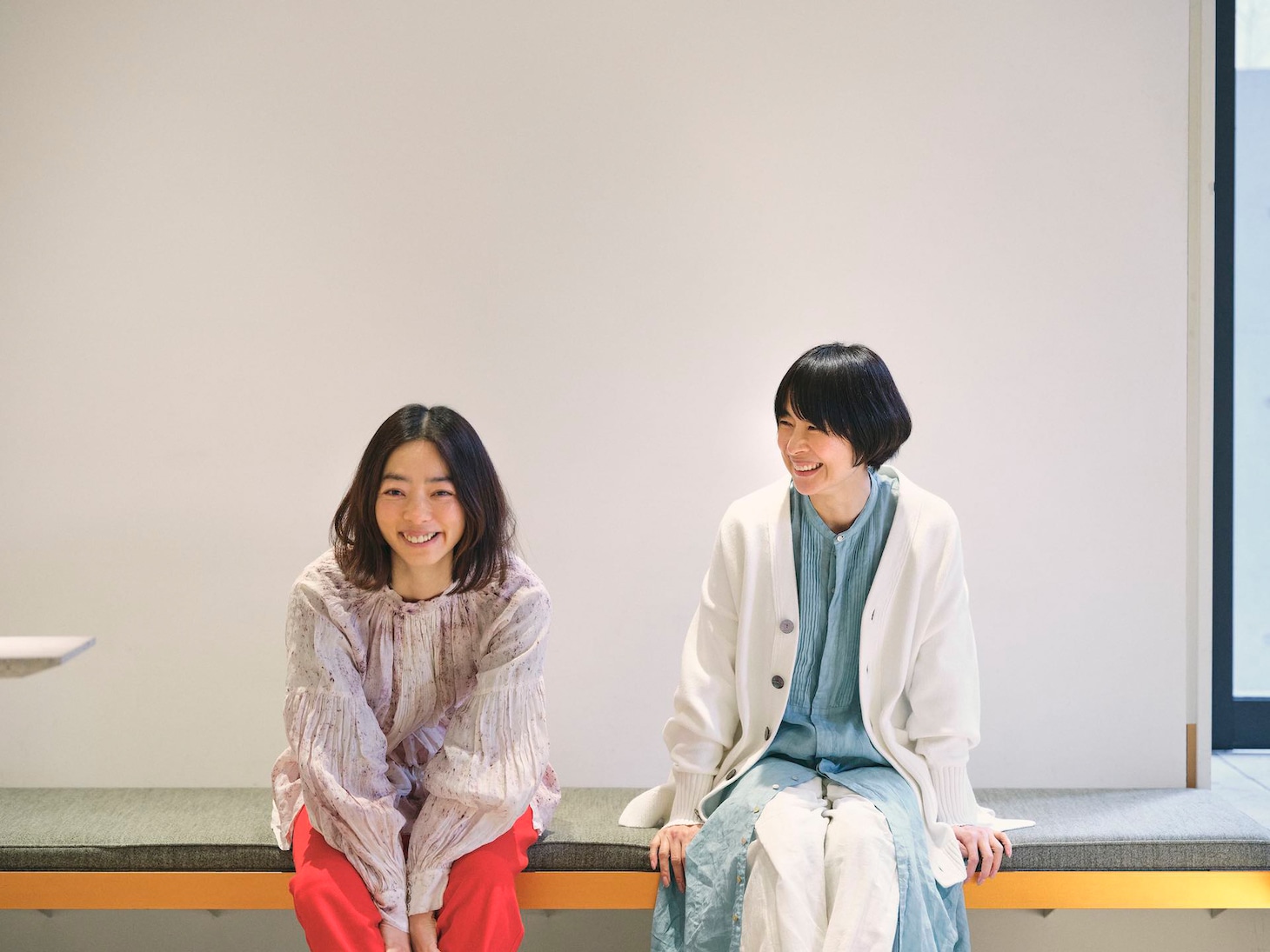 左から市川実和子、西田尚美。