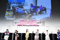 メイキング写真を見て笑うキャストたち。