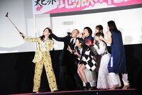 自撮りするキャストたち。