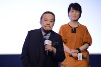 西田敏行（手前）、南杏子（奥）。