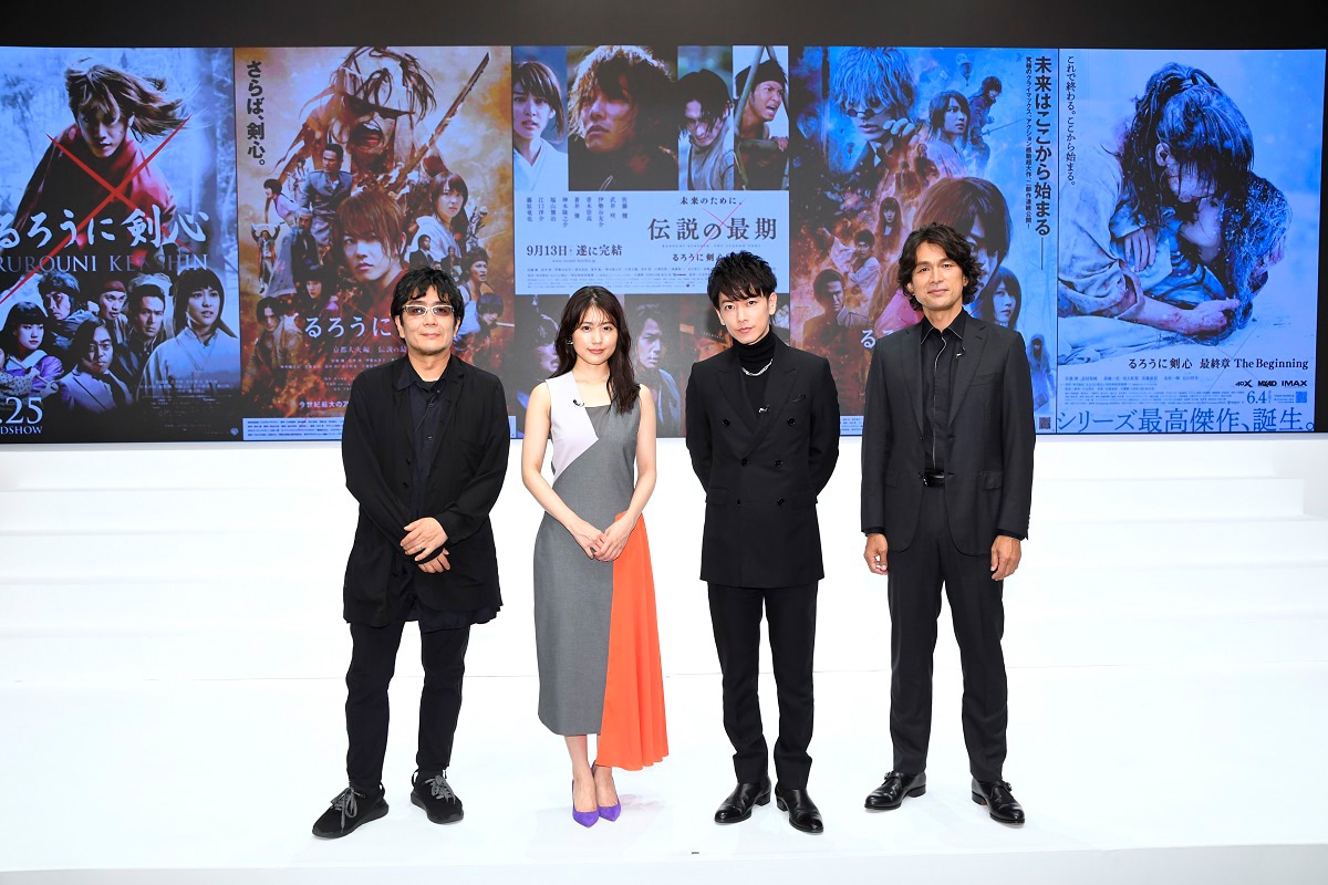 左から大友啓史、有村架純、佐藤健、江口洋介。