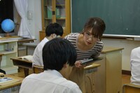 「扉を閉めた女教師」
