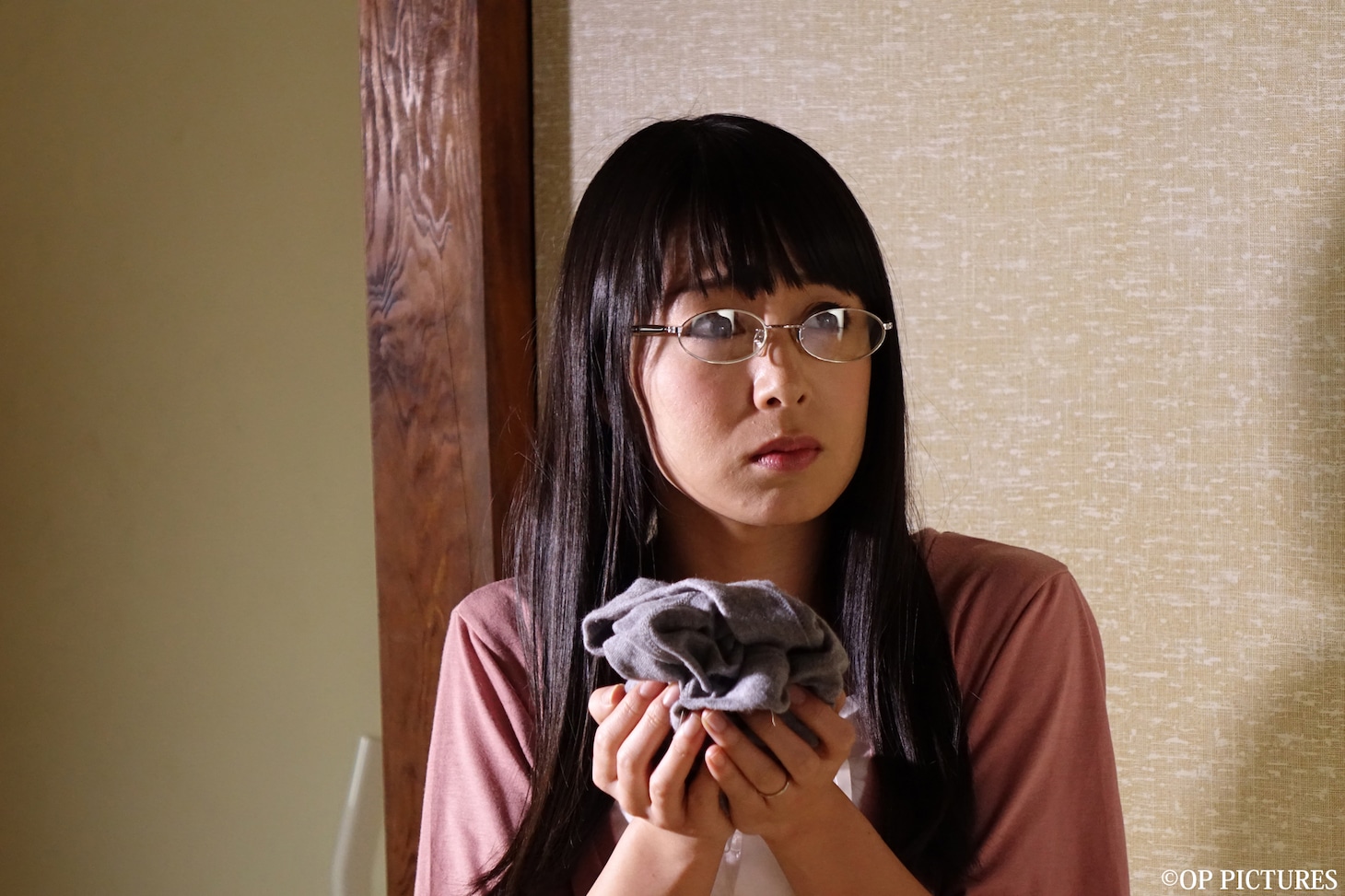 「舐める女」