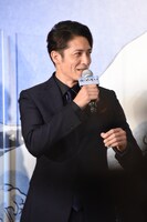 永山瑛太から冗談を飛ばされ、つい笑ってしまった玉木宏。
