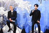 左から田中泯、柳楽優弥。